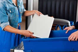 Bí ẩn đằng sau yêu cầu lấy laptop ra khỏi hành lý xách tay tại sân bay?