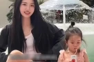 Khoe cháu gái, bà ngoại hơn 40 tuổi bất ngờ nổi tiếng vì quá trẻ, quá xinh