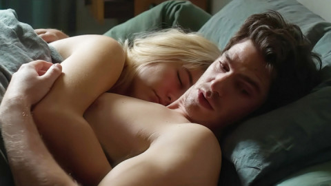 Diễn cảnh nóng quá sung, Andrew Garfield và Florence Pugh buộc cameraman phải quay mặt vào tường