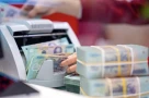 Lý do tiền ùn ùn đổ vào ngân hàng bất chấp lãi suất giảm mạnh