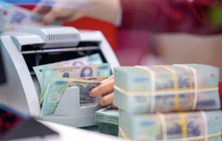Lý do tiền ùn ùn đổ vào ngân hàng bất chấp lãi suất giảm mạnh
