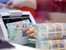Lý do tiền ùn ùn đổ vào ngân hàng bất chấp lãi suất giảm mạnh