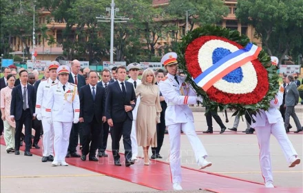 Tổng thống Pháp Emmanuel Macron vào Lăng viếng Chủ tịch Hồ Chí Minh