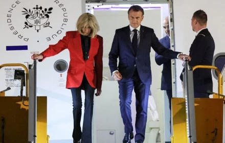Mạng xã hội lan truyền video Tổng thống Pháp Macron bị vợ... tát khi xuống sân bay Nội Bài