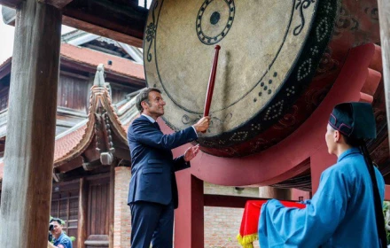 Tổng thống Pháp Macron thực hiện nghi lễ đánh trống Sấm ở Văn Miếu - Quốc Tử Giám