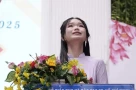 "Con không muốn đơn độc nữa..."Lời thổn thức của một nữ sinh lớp 12 giữa lễ Tri ân cuối năm học
