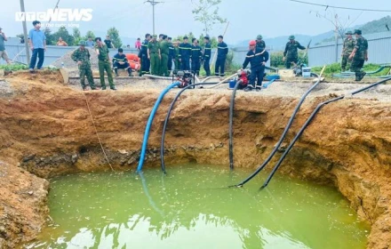 Lắp 5 máy bơm hút nước hố sâu 10m tìm nạn nhân đi xe máy rơi xuống đêm qua ở Bắc Kạn