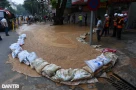 Bùn đất lại phun trào trên phố Cát Linh