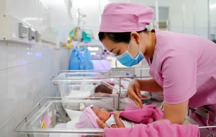 Mức tiền thưởng cho phụ nữ sinh đủ 2 con trước 35 tuổi: Có được trợ cấp 3 triệu đồng/tháng thật không?