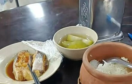 Chuyện gì cũng lên mạng, gồm cả mâm cơm mời tài xế - liệu có cần thiết?