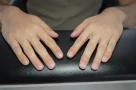 Đốm trắng trên móng tay có phải là dấu hiệu của bệnh tật không?