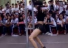 Trường sơ sẩy, học trò "ngẫu hứng" múa cột, khoe thân