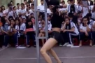 Trường sơ sẩy, học trò "ngẫu hứng" múa cột, khoe thân