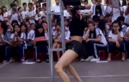 Trường sơ sẩy, học trò "ngẫu hứng" múa cột, khoe thân