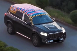 Lý do gì khiến hàng loạt chủ xe Mercedes dán vải bạt lên nóc xe?