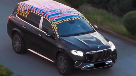 Lý do gì khiến hàng loạt chủ xe Mercedes dán vải bạt lên nóc xe?