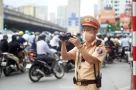 Phạt là đúng: ‘Leo’ xe máy lên vỉa hè, đi ngược chiều, nhiều tài xế bị phạt!
