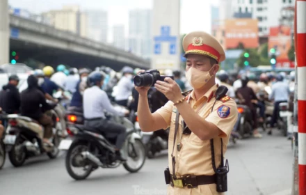 Phạt là đúng: ‘Leo’ xe máy lên vỉa hè, đi ngược chiều, nhiều tài xế bị phạt!