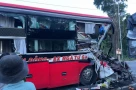 Xe khách tông xe tải đang lùi, phụ xe tử vong, nhiều người bị thương