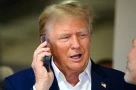 Donald Trump vẫn sử dụng điện thoại cá nhân bất chấp cảnh báo
