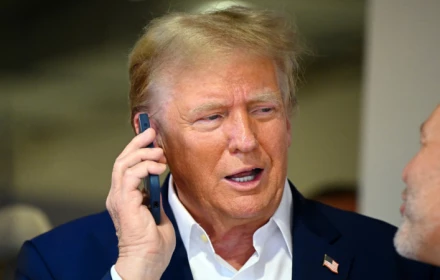 Donald Trump vẫn sử dụng điện thoại cá nhân bất chấp cảnh báo