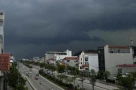 Hà Nội trời tối sầm, chuẩn bị mưa lớn. Chỗ bạn thế nào?