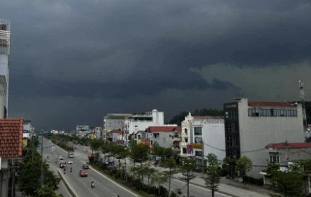 Hà Nội trời tối sầm, chuẩn bị mưa lớn. Chỗ bạn thế nào?