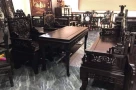 Một bộ bàn ghế, một sự nghiệp gãy gập