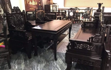 Một bộ bàn ghế, một sự nghiệp gãy gập