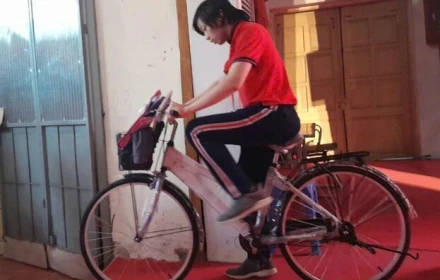 Nam sinh đưa em gái đến trường thi gây bão mạng: "Nhà có mỗi chiếc xe đạp"