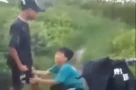 Nam sinh 11 tuổi quỳ gối van xin vẫn bị nhóm bạn đánh dã man