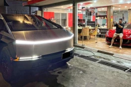 Xe bán tải điện Tesla Cybertruck đầu tiên về Việt Nam có gì khác biệt so với phiên bản nước ngoài?