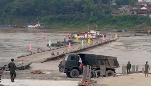 Video lũ cuốn xiết, phải cắt cầu phao Phong Châu khẩn cấp sáng nay