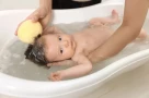 Có phải kiêng tắm cho trẻ sơ sinh sau khi tiêm vắc xin?