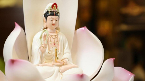 Bức tượng luôn ngự trên đầu Quan Âm Bồ Tát là ai?