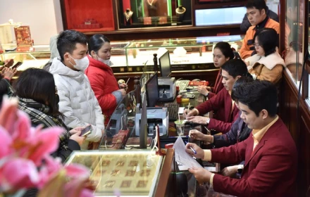 Mua bán vàng từ 20 triệu đồng sắp buộc phải chuyển khoản có phải không?
