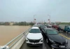Thương lắm miền Trung: Mưa như trút, chủ động phá dỡ đê quai, người dân đưa ô tô lên cầu tránh lũ