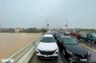 Thương lắm miền Trung: Mưa như trút, chủ động phá dỡ đê quai, người dân đưa ô tô lên cầu tránh lũ