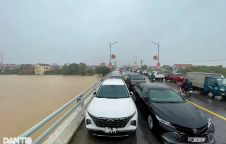 Thương lắm miền Trung: Mưa như trút, chủ động phá dỡ đê quai, người dân đưa ô tô lên cầu tránh lũ