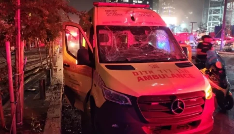 Tên lửa Iran rơi xuống Tel Aviv trong đợt tấn công mới nhất, ít nhất 63 người bị thương, một người tử vong