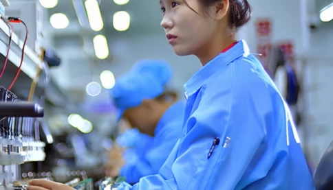Hình ảnh bên trong hiếm hoi của nhà máy điện tử lớn sản xuất điện thoại của Triều Tiên 🇰🇵