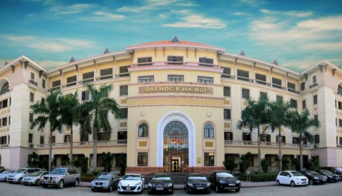Nhiều ngành, nhiều trường đại học top đầu ở phía Bắc tăng học phí, phụ huynh và con 2k7 nên chọn như thế nào?
