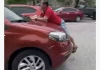 Công an làm việc với tài xế và người đàn ông bám vào capo ô tô chạy giữa ph