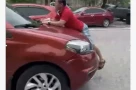 Công an làm việc với tài xế và người đàn ông bám vào capo ô tô chạy giữa ph