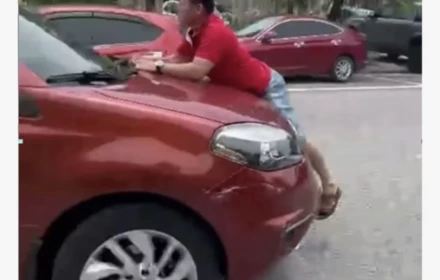 Công an làm việc với tài xế và người đàn ông bám vào capo ô tô chạy giữa ph