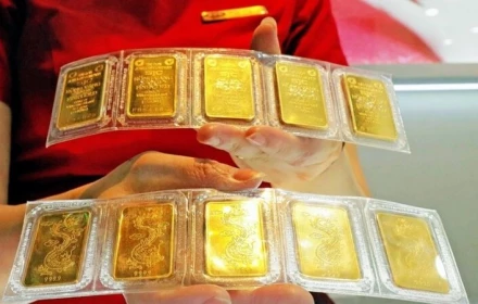 Tại sao bất ngờ: Căng thẳng leo thang, vàng thế giới tăng, trong nước giảm?