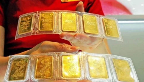 Tại sao bất ngờ: Căng thẳng leo thang, vàng thế giới tăng, trong nước giảm?