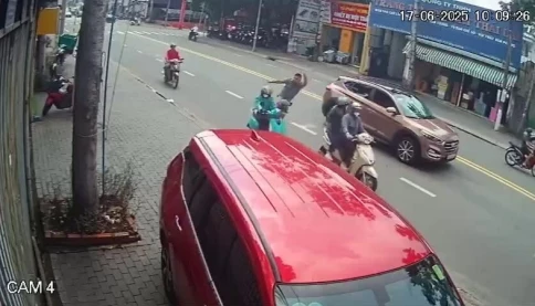 Gã đàn ông ân hận vì đạp ngã nữ xe ôm công nghệ ở Bình Dương