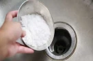 Đổ muối vào ống thoát nước: Mẹo đơn giản mang lại hiệu quả bất ngờ khi cần thông cống