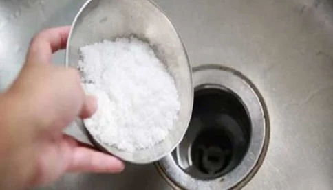 Đổ muối vào ống thoát nước: Mẹo đơn giản mang lại hiệu quả bất ngờ khi cần thông cống